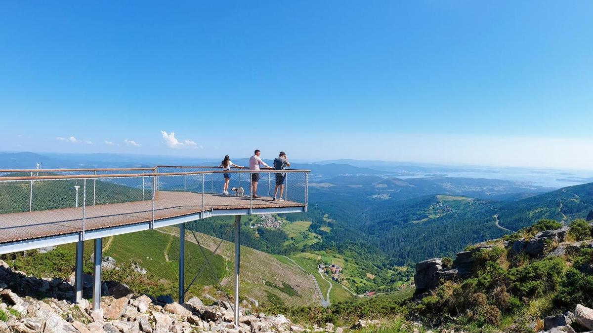 El mirador a casi 700 metros de altura de Rianxo desde el que se pueden ver las torres de la Catedral