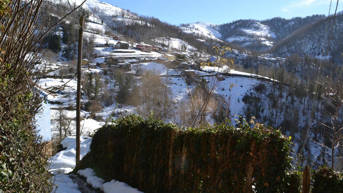 Una vista del pueblo de La Güeria de Urbiés, aún con la nieve caída estos días. 