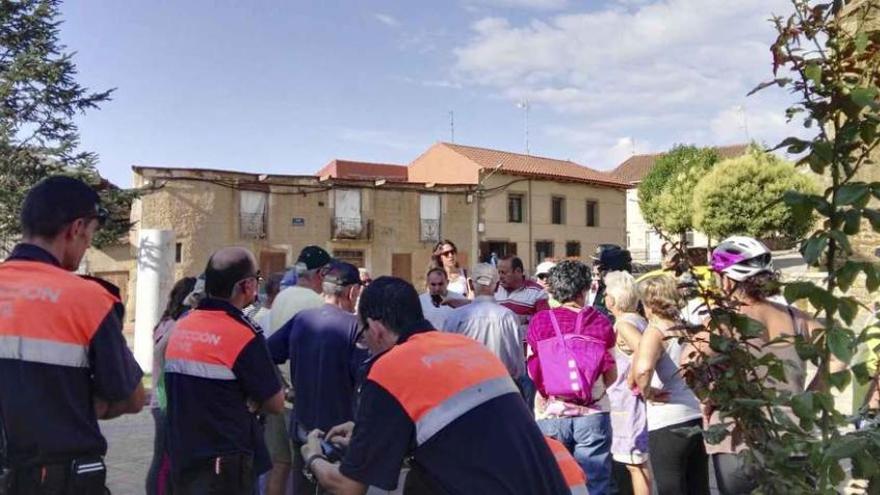 Los vecinos y voluntarios de Protección Civil se organizaban ayer por la mañana para buscar a A. Q. G.