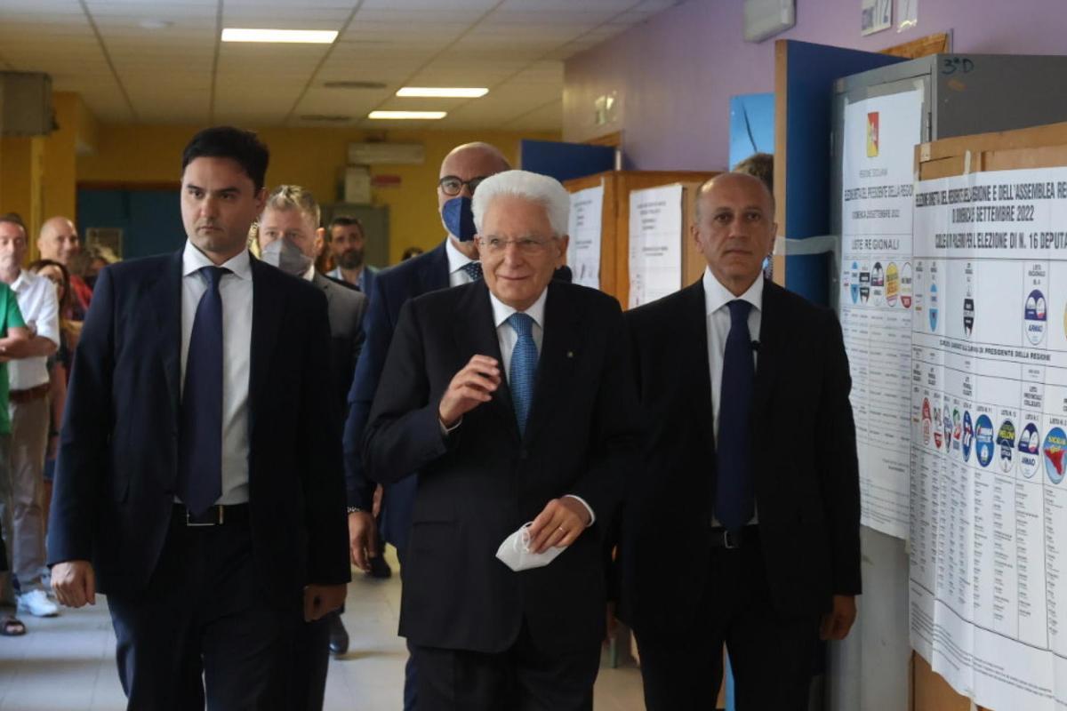 El presidente italiano, Sergio Mattarella (centro) llega a votar a su colegio electoral de Palermo.