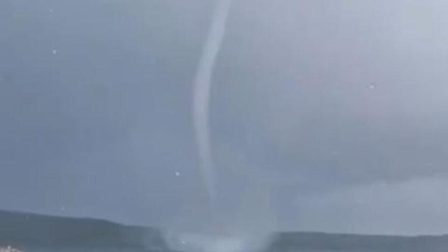 Un ‘cap de fibló’ cruza la bahía de Fornells en Menorca y toca tierra: qué es este fenómeno y cuándo se ha visto en Mallorca