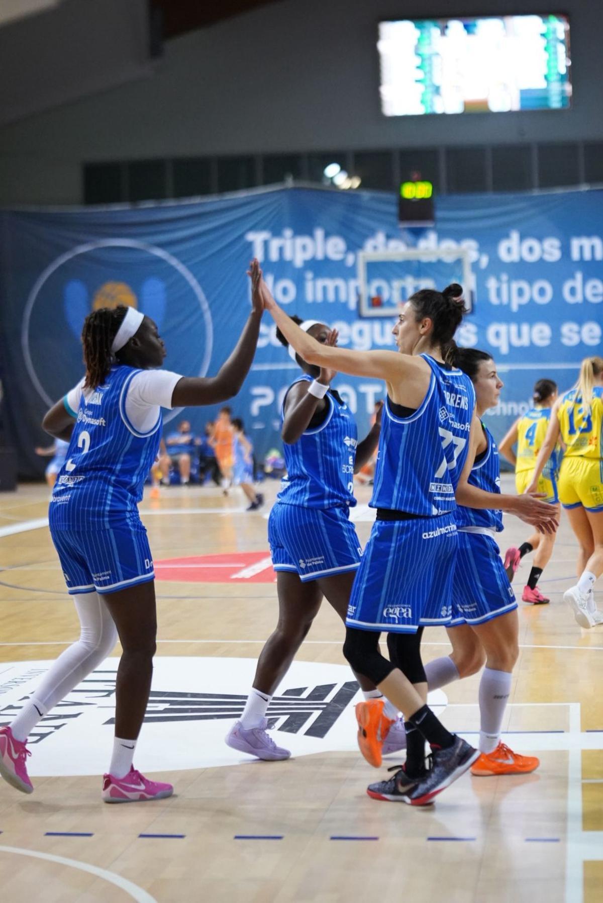 Las jugadoras del Azulmarino celebran el triunfo.