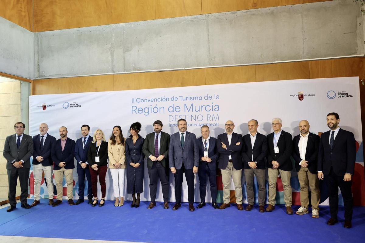 Foto de familia con autoridades y representantes del sector turístico previa a la inauguración de la jornada.