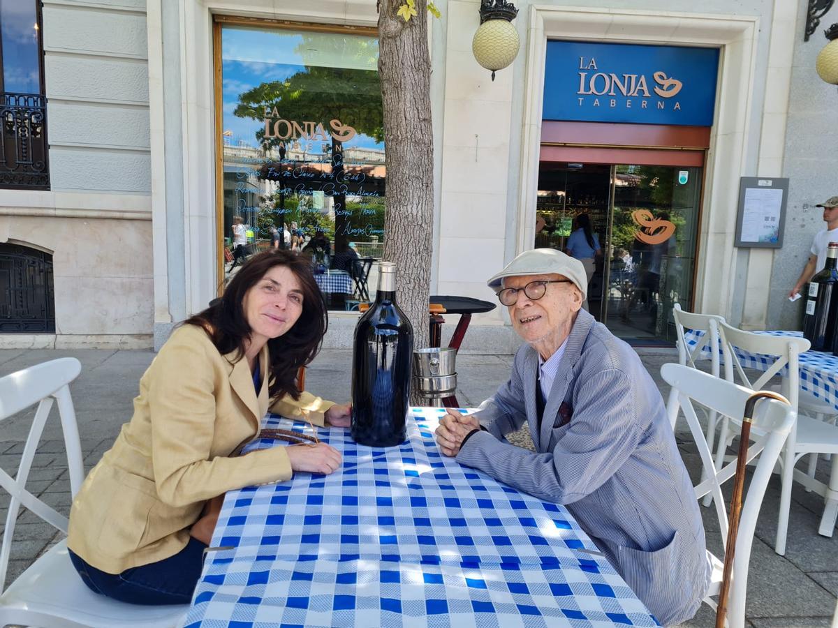 Jorge Edwards, en una foto reciente con su amiga Eva Sánchez de Hoyos, en Madrid.