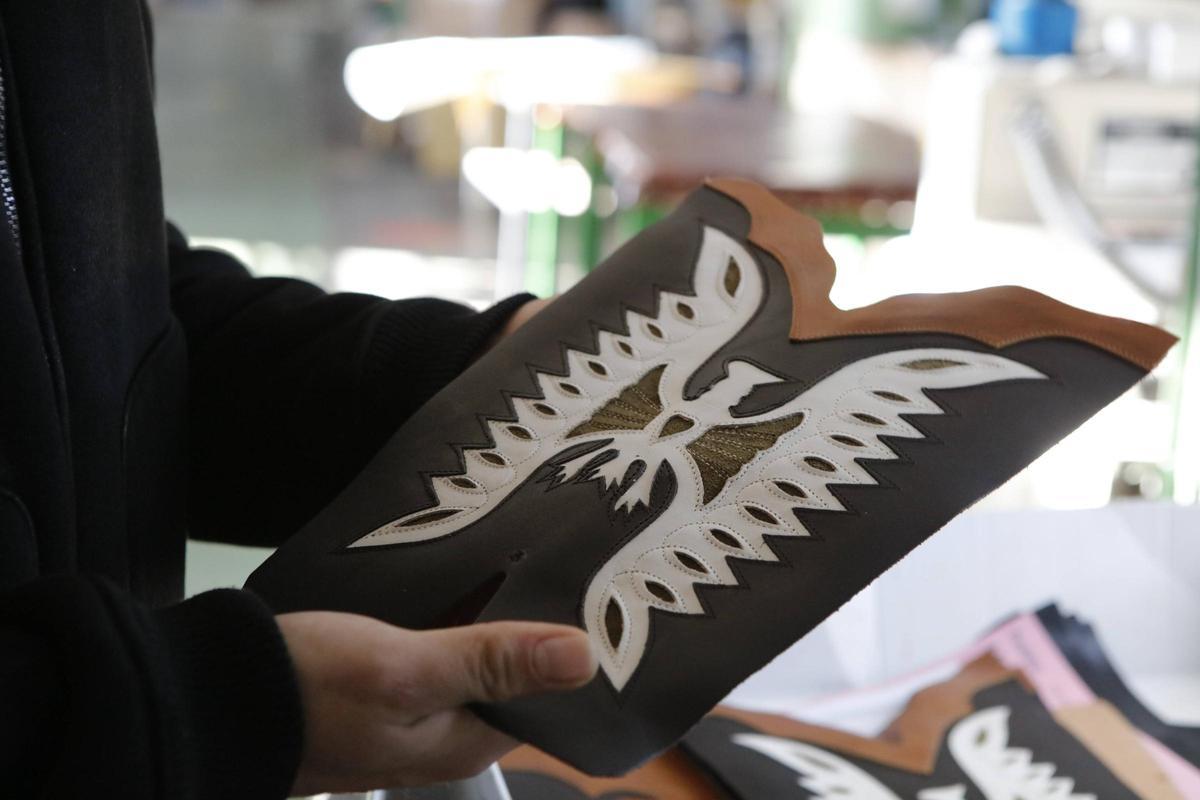 Xisco Cardell zeigt einen aufwendig verarbeiteten Schaft.