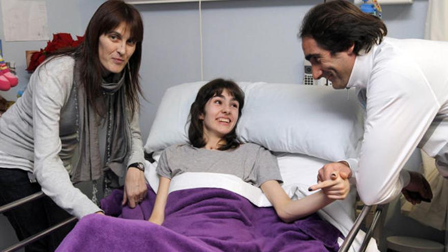 Andrea Molanes, con sus padres, en su estancia hospitalaria en Povisa hace cuatro años. // Ricardo Grobas