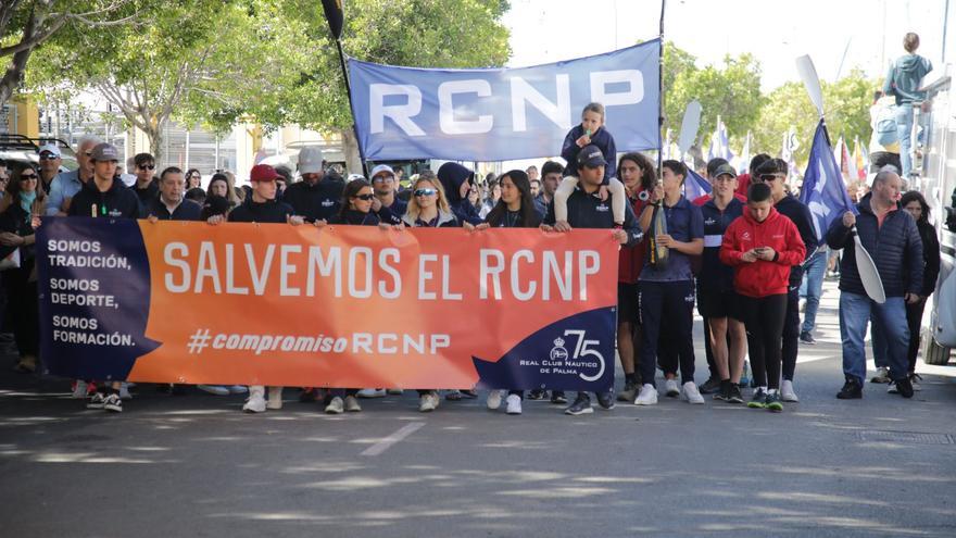 &quot;Salvem el Club&quot;: multitudinaria manifestación en defensa del Real Club Náutico de Palma