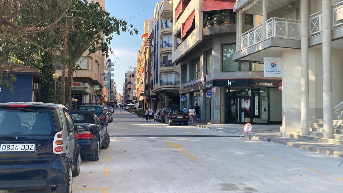 Calle Rambla Juan Mateo que se abre de forma provisional para dar paso al tráfico de salida de la fachada marítima. Las obras no han terminado