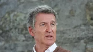 Feijóo, al que no entienda sus "vacaciones sobrevaloradas": tómate un albariño y descansa