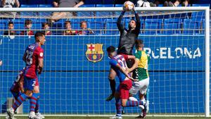 Lazar Carevic atrapa el balón en el partido contra el Sabadell disputado en el Estadi Johan Cruyff