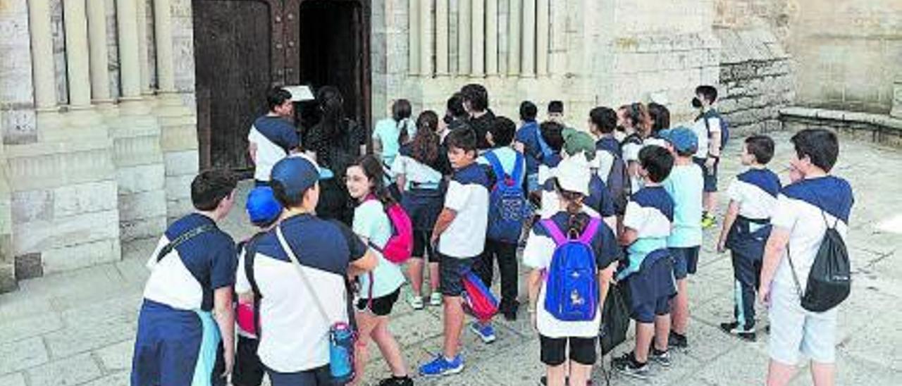 Estudiantes del centro educativo se disponen a acceder al interior de la Colegiata. | Cedida