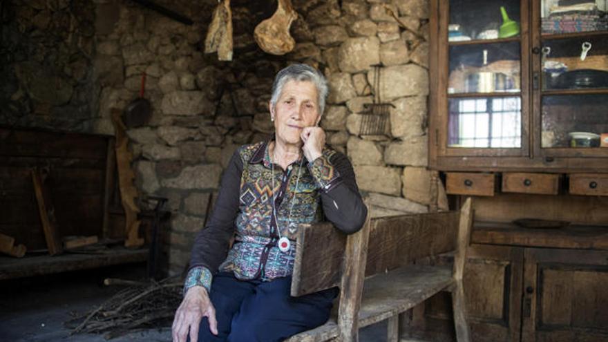 Ana María Varela, con el dispositivo de colgante, en su finca de Ganade, Xinzo de Limia. // Brais Lorenzo