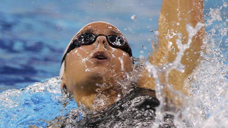 Mercedes Peris compite en la final femenina de los 50 metros espalda.