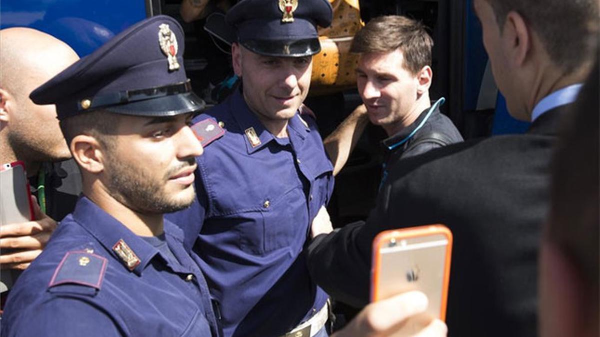 Dos policias se hicieron un selfie con Messi