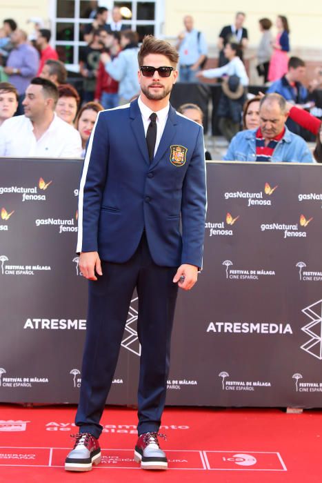 El Festival comienza con el tradicional baño de masas de los actores y actrices en la alfombra roja de la gala inaugural del certamen