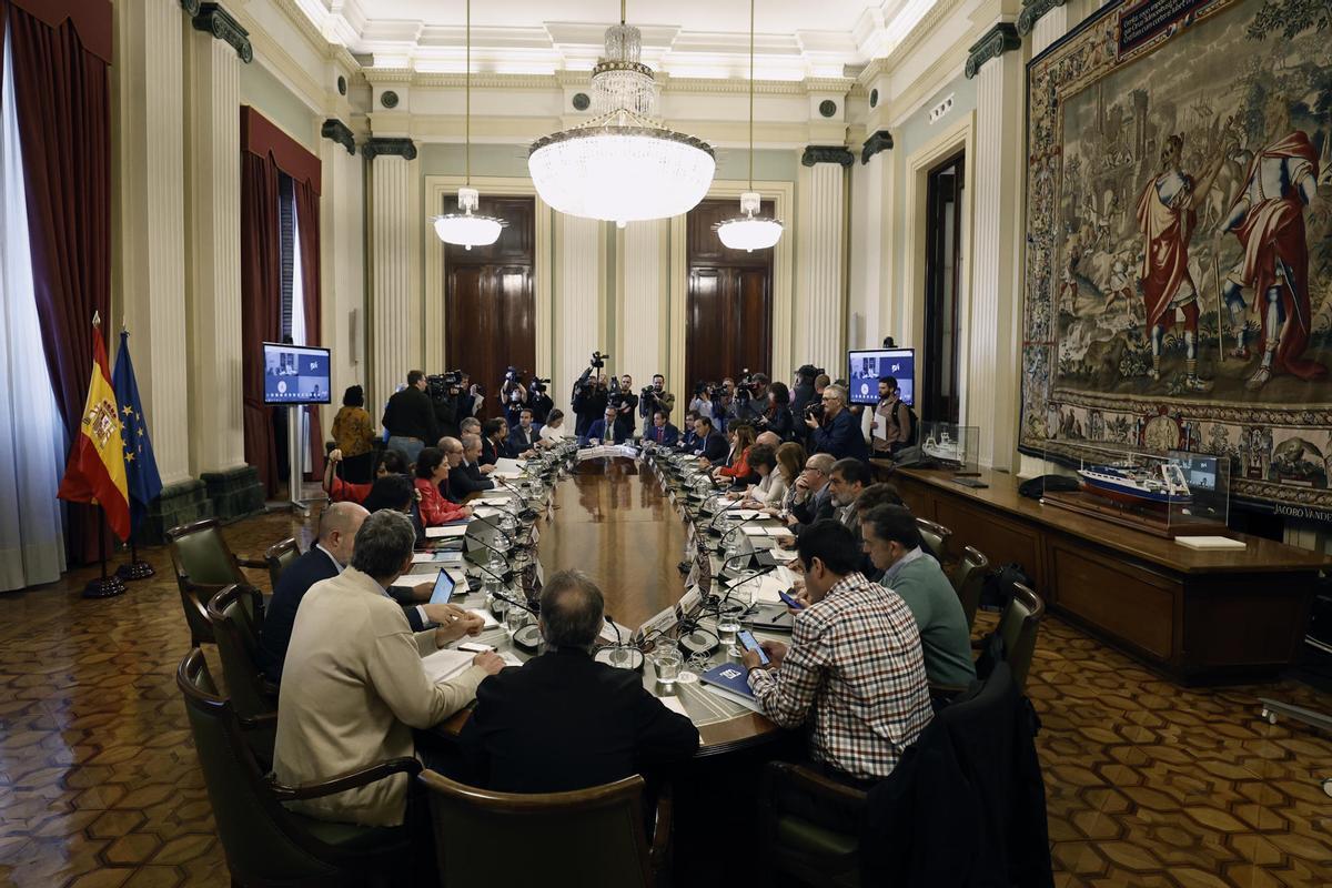 Vista general de la reunión de la mesa nacional de la sequía este miércoles en el Ministerio de Agricultura para analizar la situación histórica de falta de agua en el país que amenaza a la producción agrícola y ganadera.