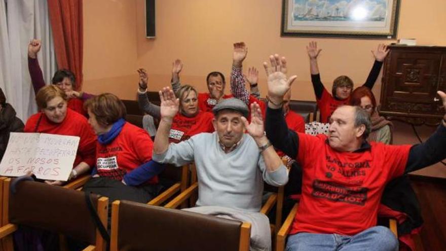 Afectados por las preferentes en el pleno celebrado anoche en O Grove.  // Muñiz