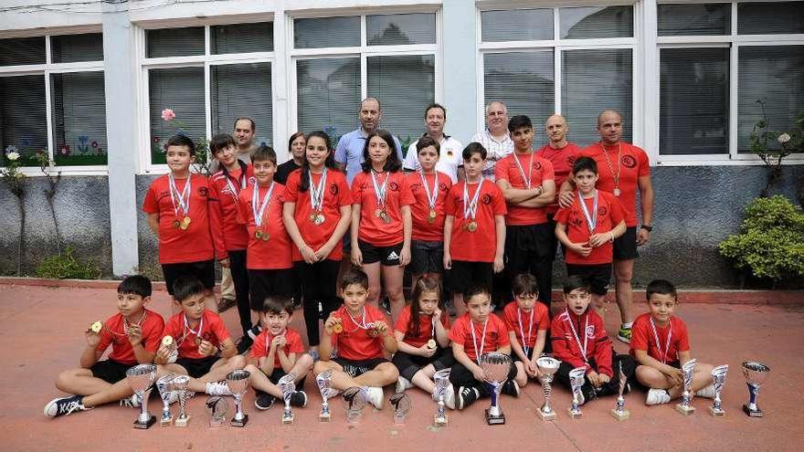 Los deportistas del Sagrado Corazón posan con su medallas y trofeos. // Bernabé/Javier Lalín