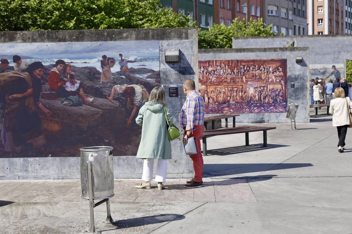 Playa de Poniente. Presentación de la exposición "Lienzos de museo a pie de calle. Gijón, sus gentes y el mar" ', impulsada por los rotarios. Estará Roqueni..