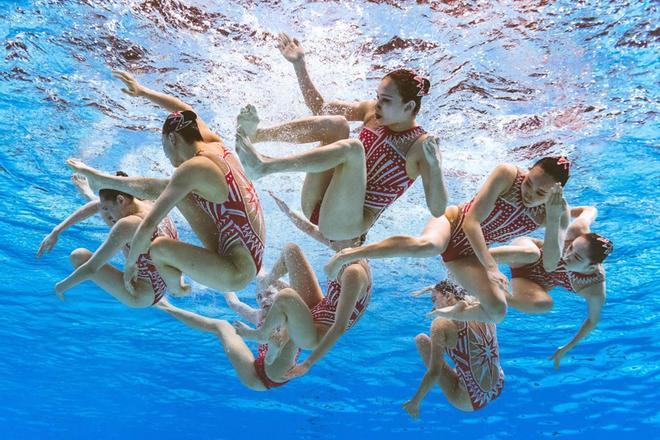 El equipo de China compite en el equipo técnico artístico de la final de natación durante los campeonatos mundiales de 2019 en el gimnasio Yeomju en Gwangju.