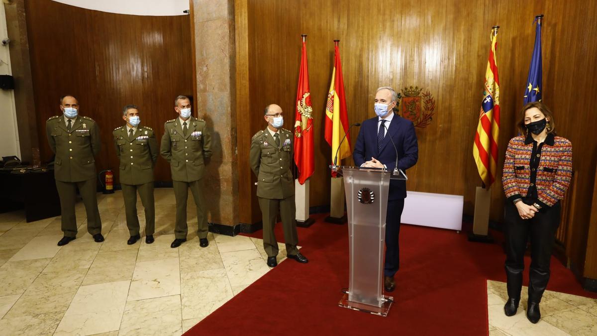 El alcalde, Jorge Azcón, y la concejala Natalia Chueca, junto a los representantes del Ministerio de Defensa.