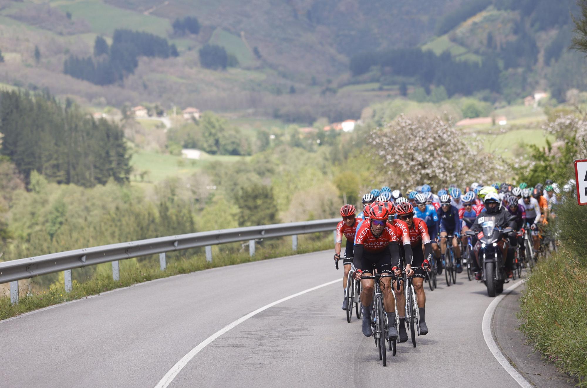 La segunda etapa de la Vuelta Ciclista a Asturias, en imágenes