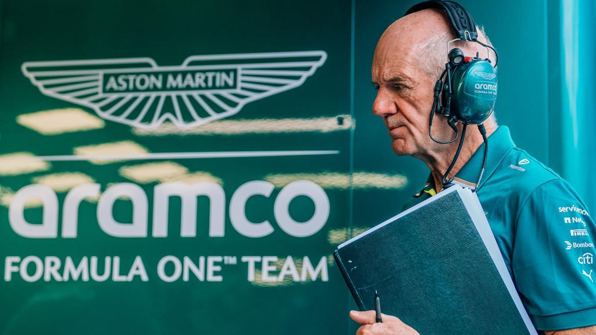 Adrian Newey , este jueves en el box de Aston Martin en Mónaco