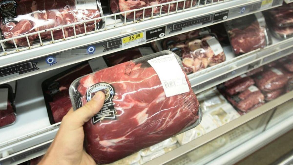 Paquete de carne en un supermercado