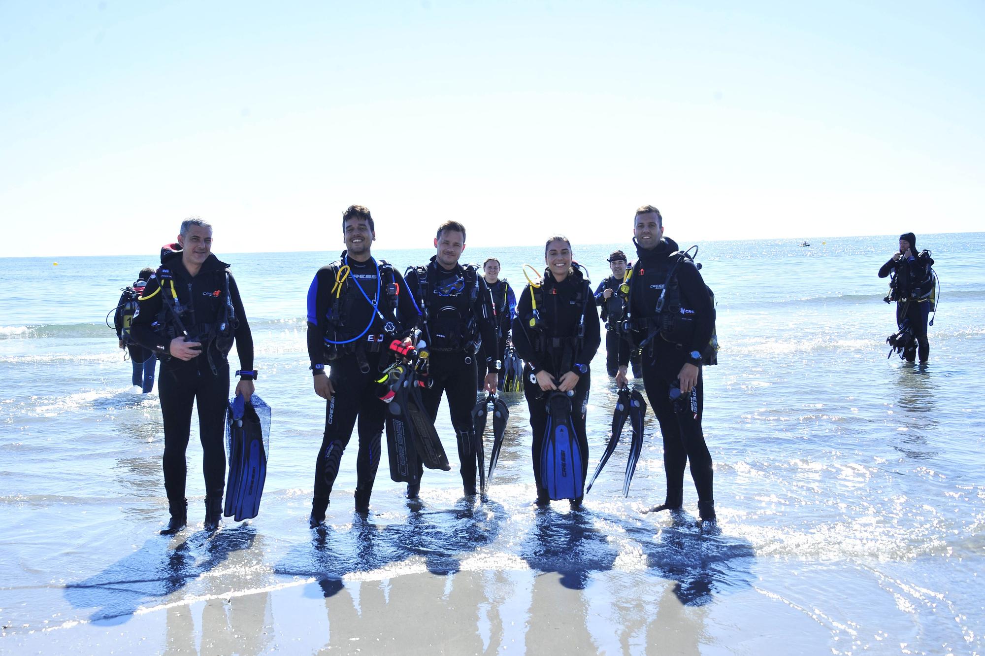 Recogida de plásticos en el fondo marino en la Playa del Carabassi