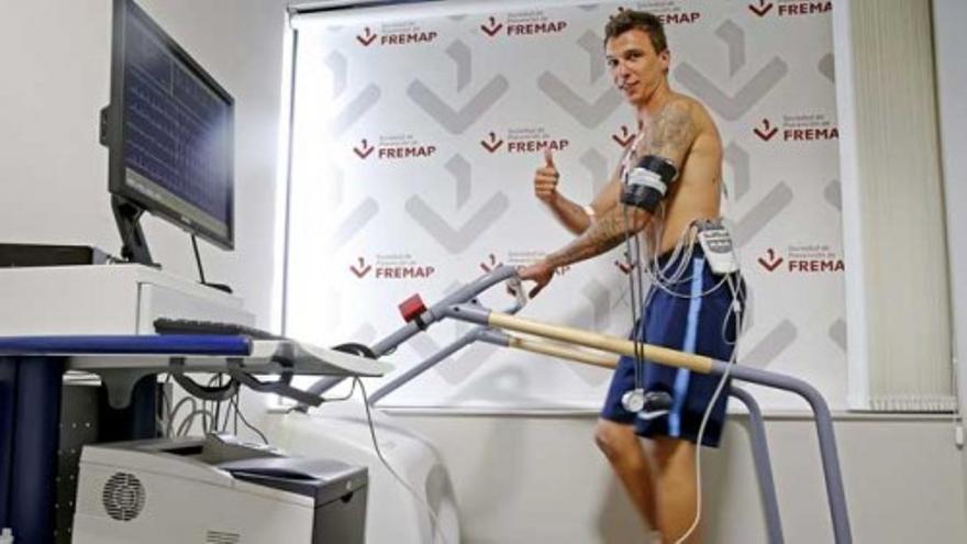 Mario Mandzukic pasa el reconocimiento médico