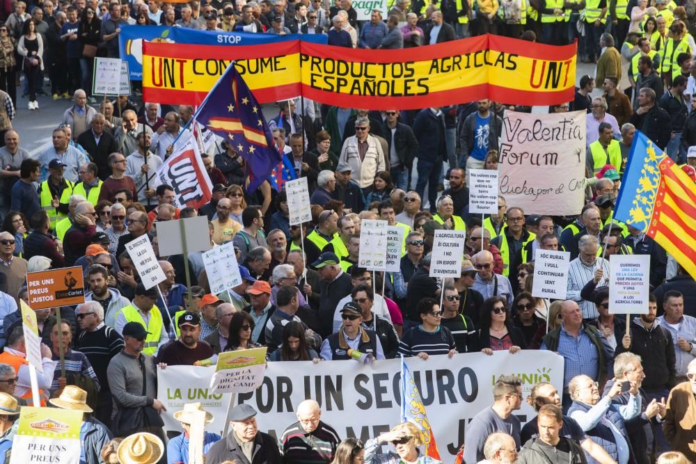 FOTOS: La tractorada de los agricultores toma València