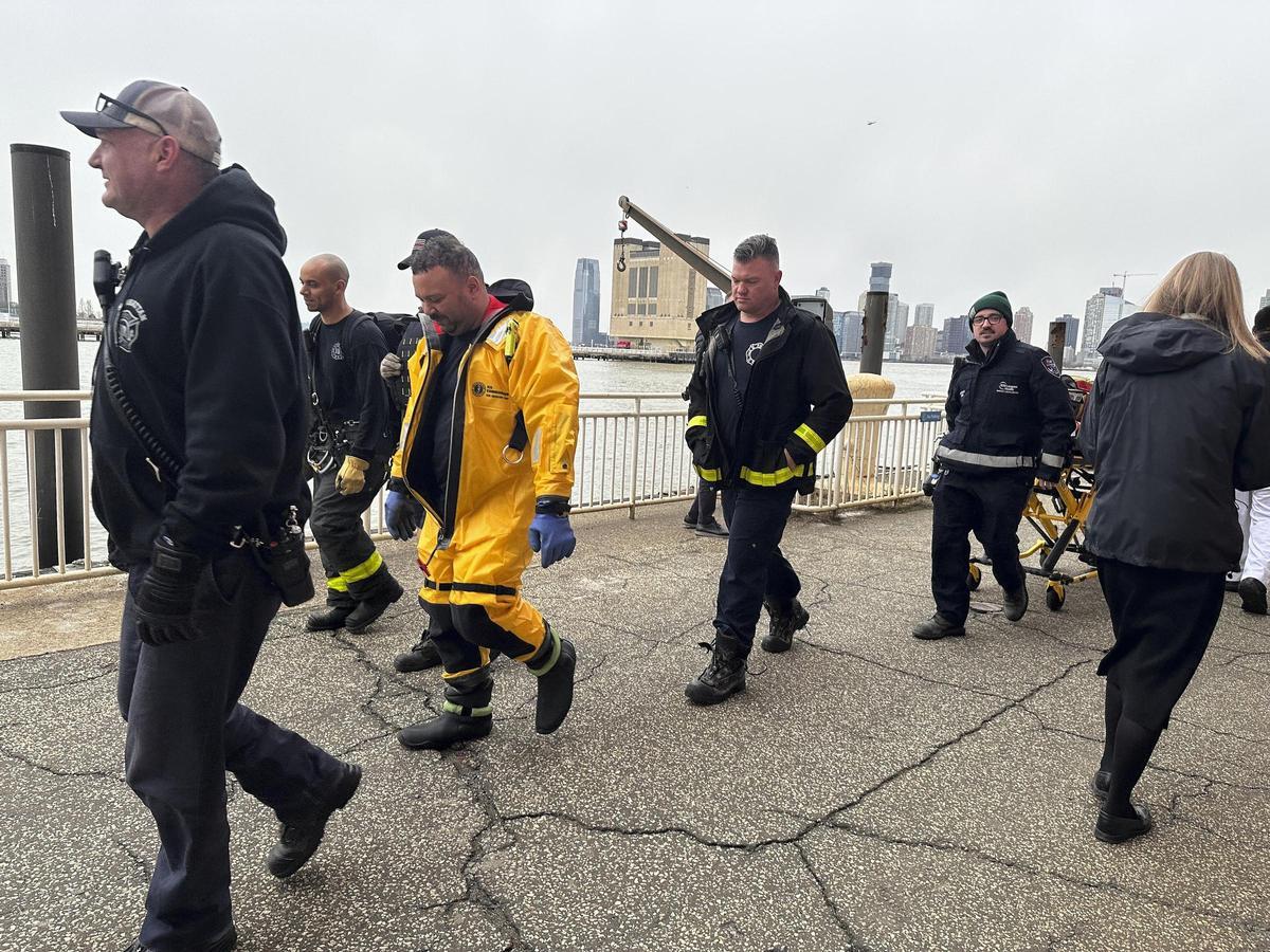 Cinco turistas catalanes y el piloto mueren al caer un helicóptero en el río Hudson de Nueva York