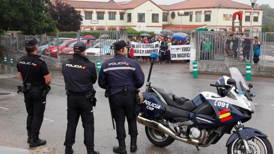 Manifestación, esta mañana, a las puertas del colegio público Cabueñes.