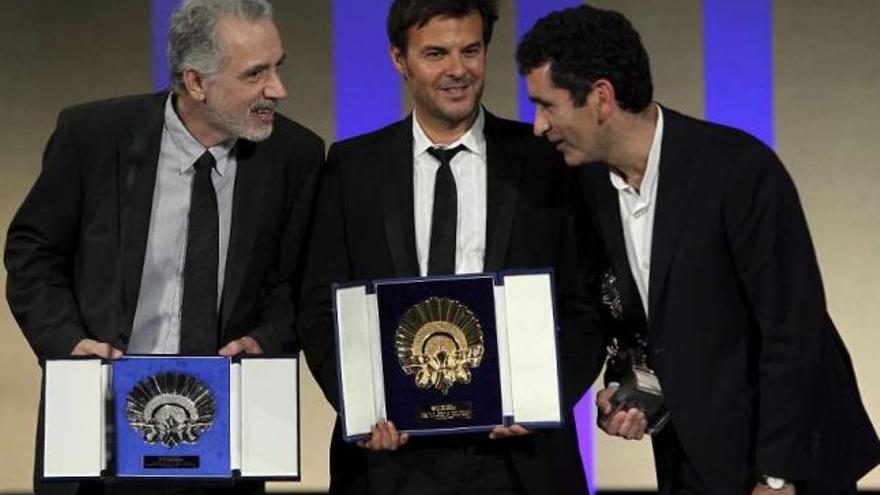 Fernando Trueba, François Ozon, con la Concha de Oro, y Pablo Berger. / efe