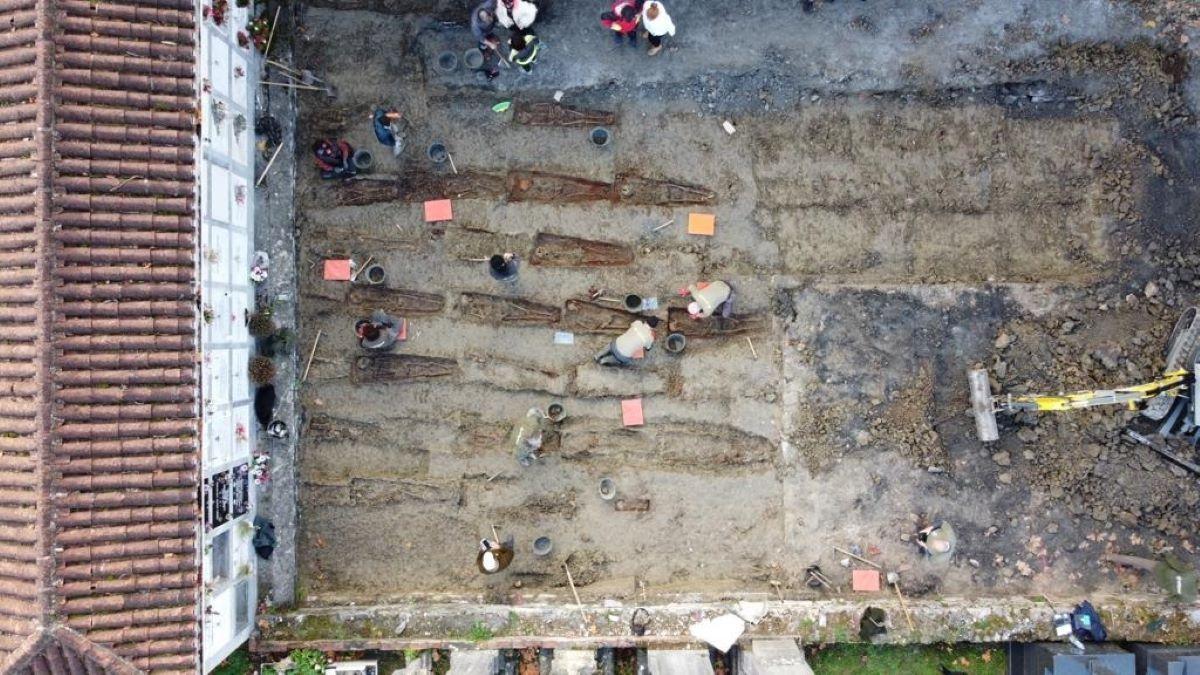 El equipo trabajando en la exhumación de los restos de las víctimas del franquismo enterrados en el cementerio de Orduña (Vizcaya)