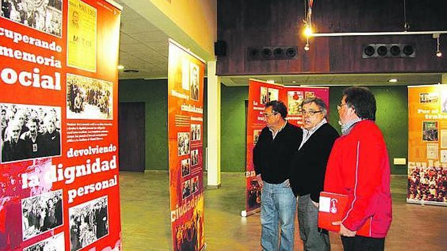 Los representantes del SOMA, en la inauguración de la muestra, ayer, en Rioseco.