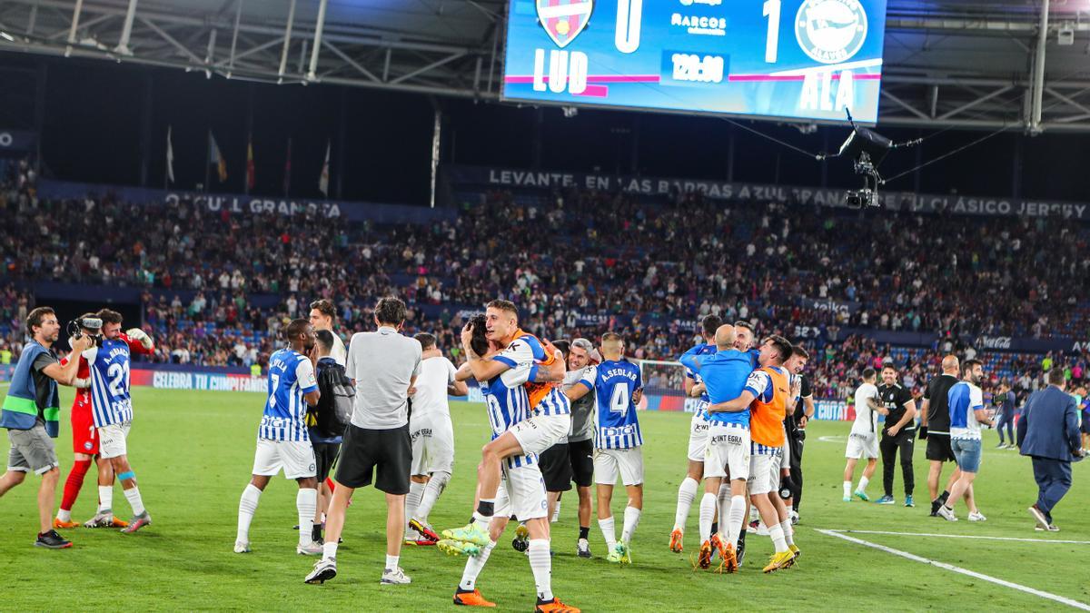 Los jugadores del Alavés celebran el ascenso logrado en el último suspiro frente al Levante