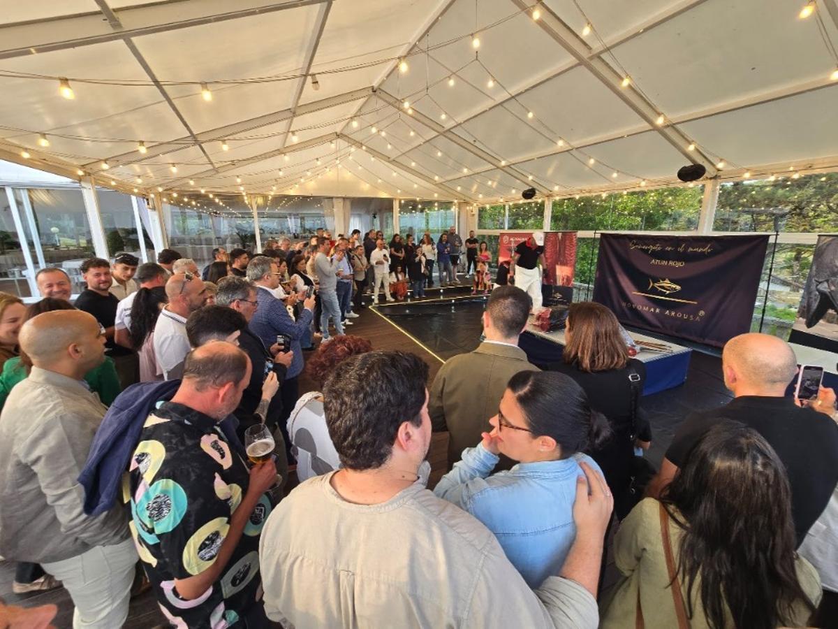 La exhibición de «ronqueo» de atún rojo realizada por Novomar Arousa en O Grove fue un éxito.