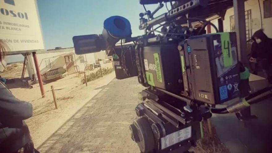 Un a cámara de filmación en una localización de Oliva. | LEVANTE-EMV