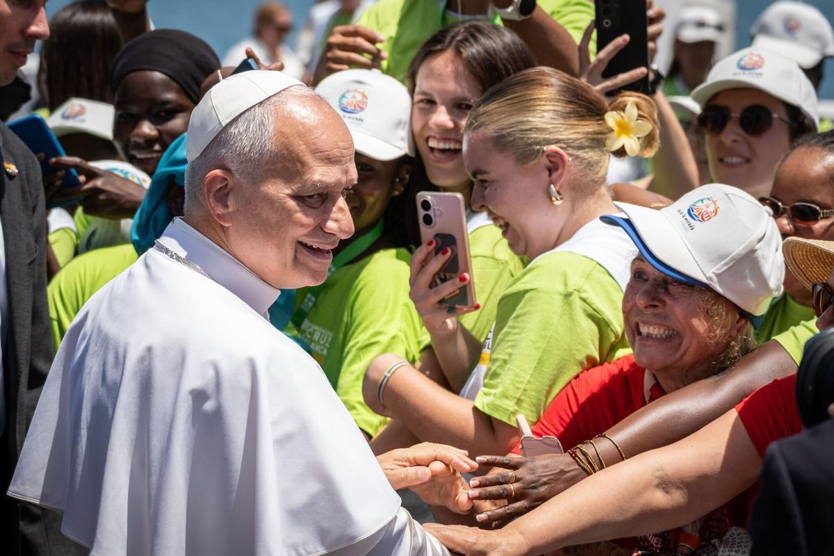 El papa saluda en Arguineguín al público, compuesto por migrantes y personas que trabajan en la atención a los migrantes.
