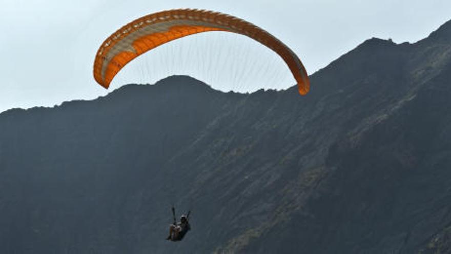 Muere al estrellarse contra una montaña en parapente