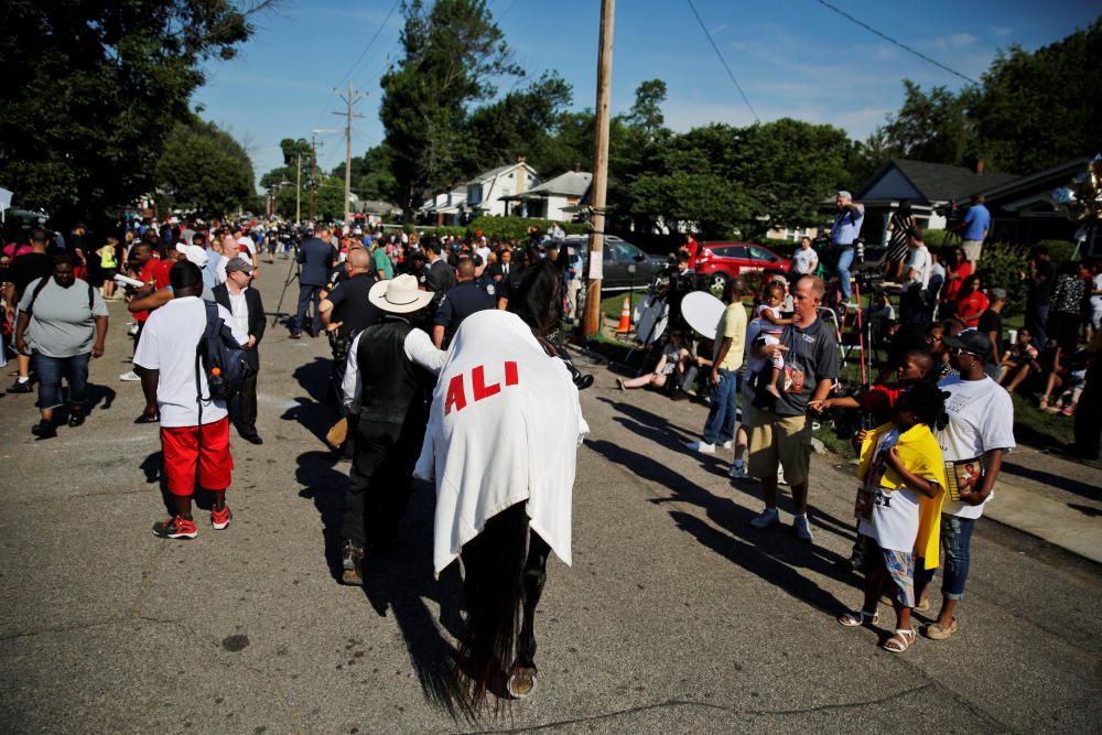 La comitiva fúnebre ha recorrido Louisville, la ciudad natal del boxeador, hasta llegar al cementerio Cave Hill, donde descansan sus restos.