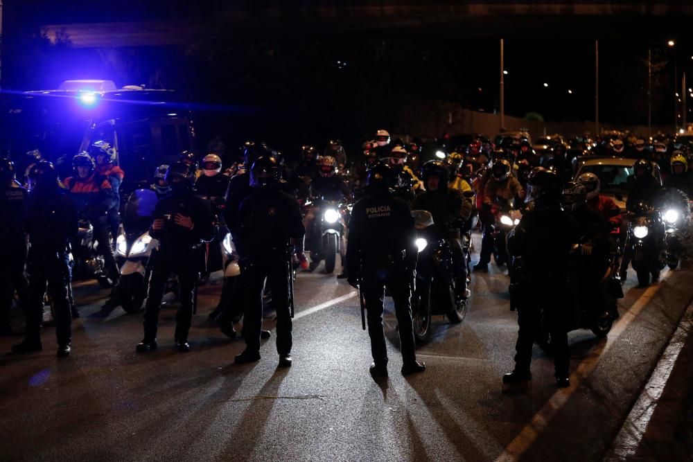 Grupos independentistas cortan vías en Barcelona.