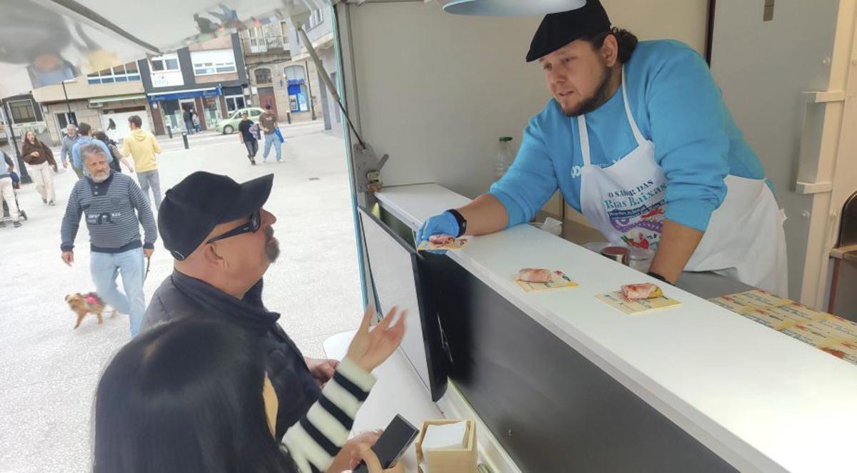 La «food truck» de la Diputación, ayer, en Cangas. | SANTOS ÁLVAREZ