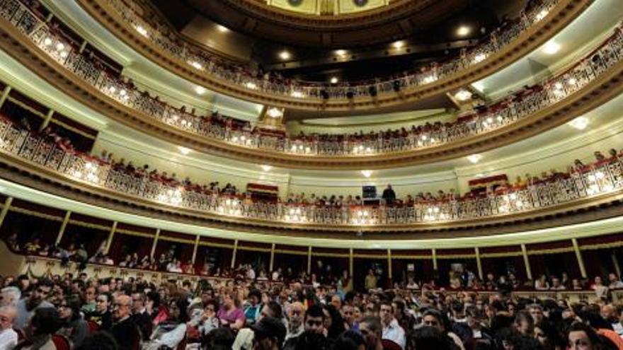 El público, en el teatro, minutos antes del inicio de la proyección. | nacho orejas