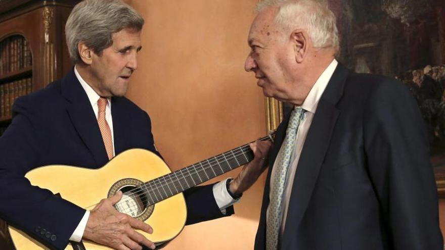 Kerry, con la guitarra que le ha regalado García-Margallo.