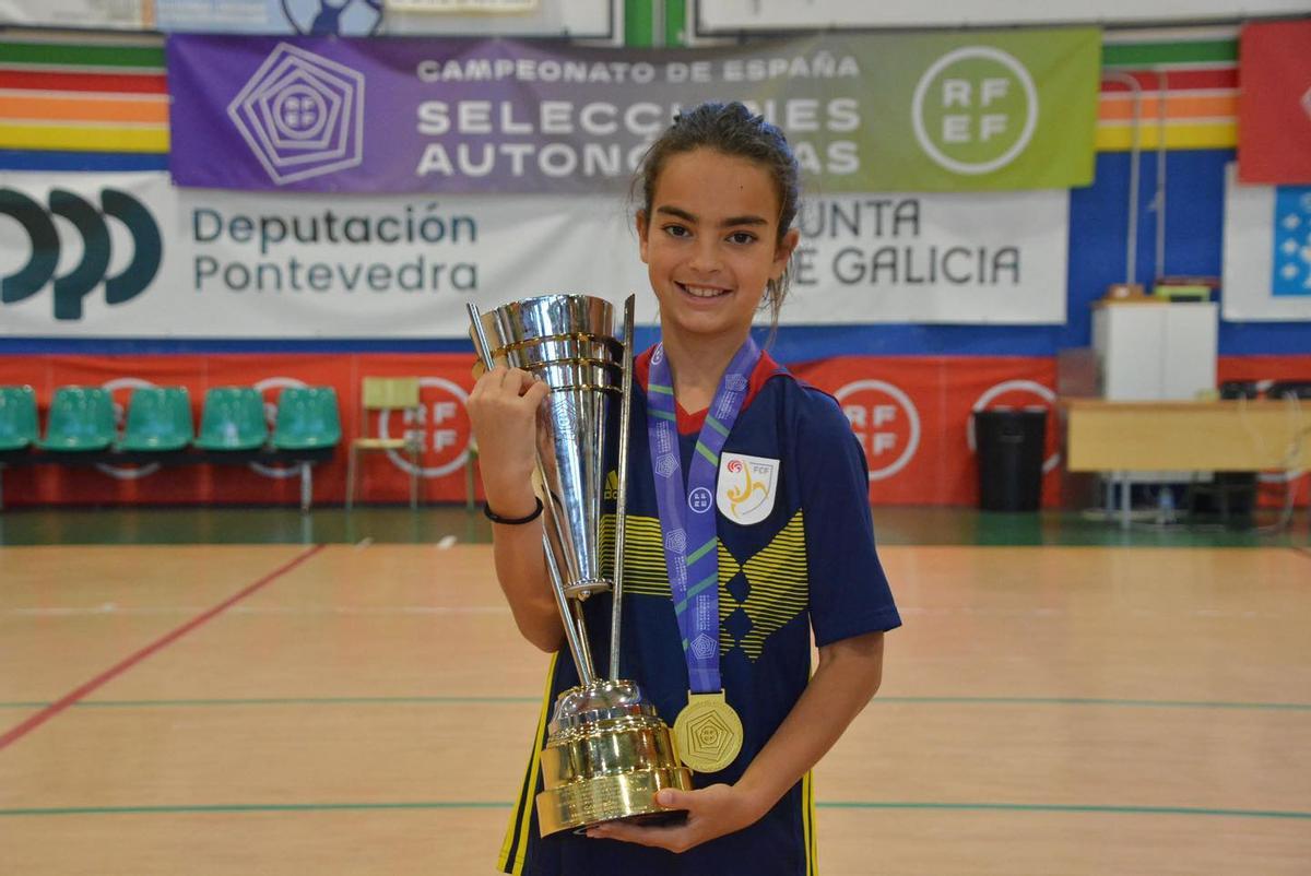 Núria Pérez, amb el trofeu que l'acredita com a campiona d'Espanya