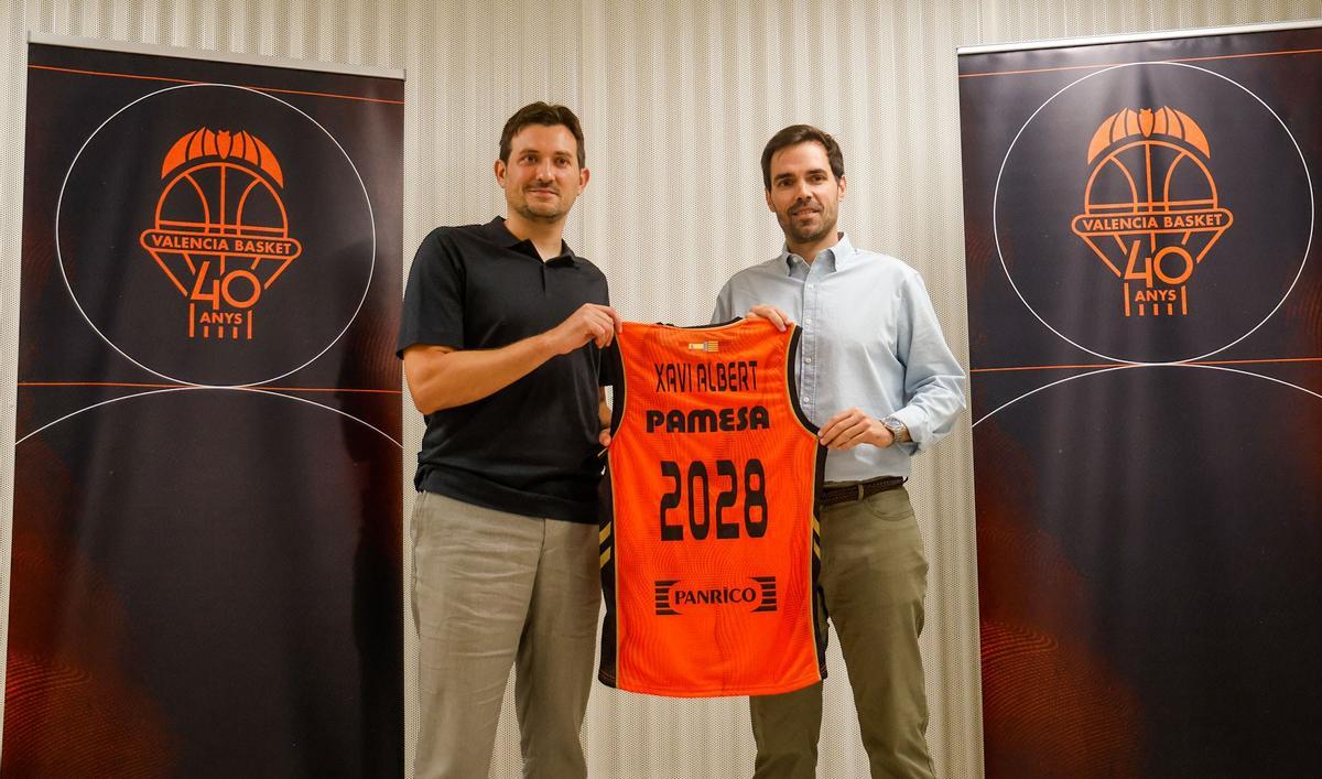 Xavi Albert, en su presentación oficial como primer entrenador junto a Enrric Carbonell.
