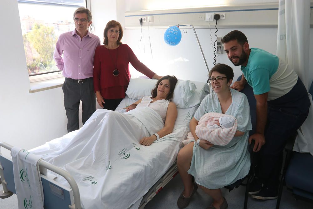 Rocío Toledo con su hijo Álvaro y Estrella con su hija Julia en brazos, acompañados de los padres de Rocío.