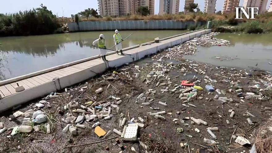 La CHS vuelve a retirar toneladas de basura en el río y plantea repercutir el coste en los regantes